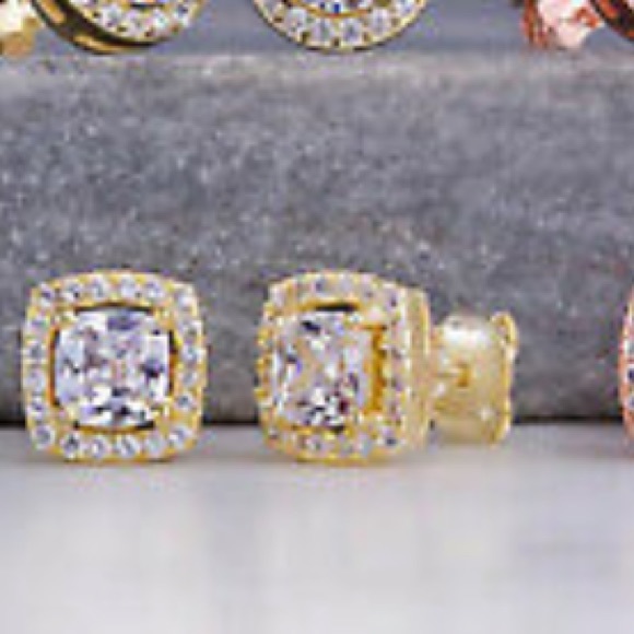 NWT 18k GOLD PLATED Stud Earrings - Picture 2 of 2